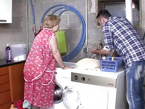 The granny rattling on the washing machine