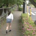 暴れ乳とショートパンツお尻が気になるあさいあみさんの全力坂エロ目線キャプ画像