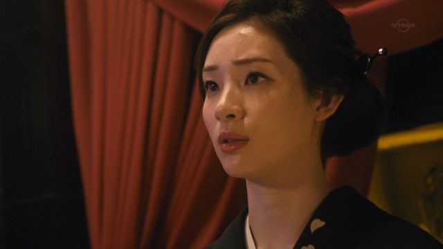 足立梨花さんのセクシーお尻