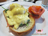 Eggs benedict with smoked salmon
